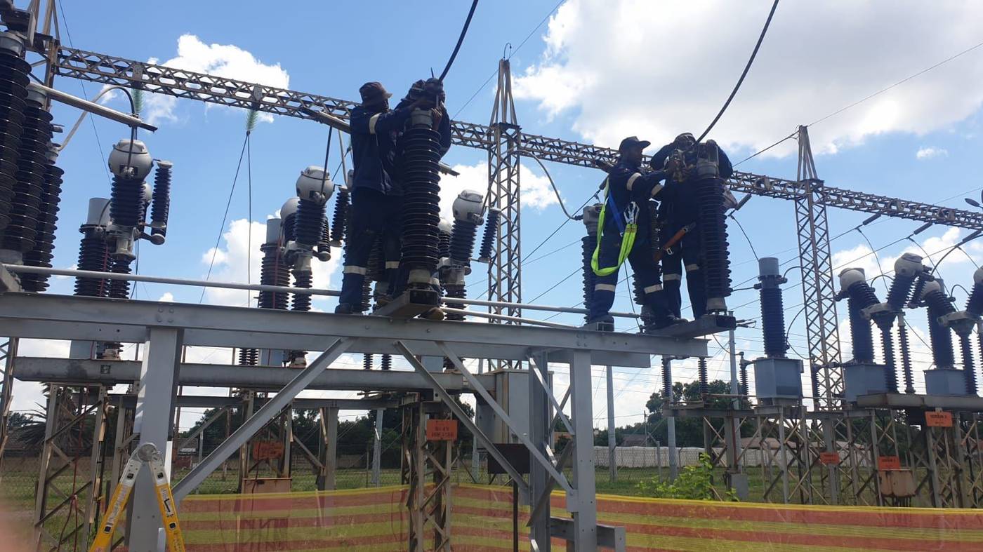 Overhead line construction team
