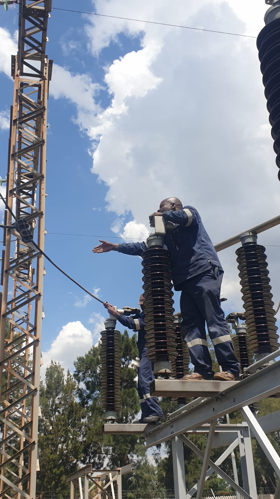 Overhead line and insulator connections on the gantry
