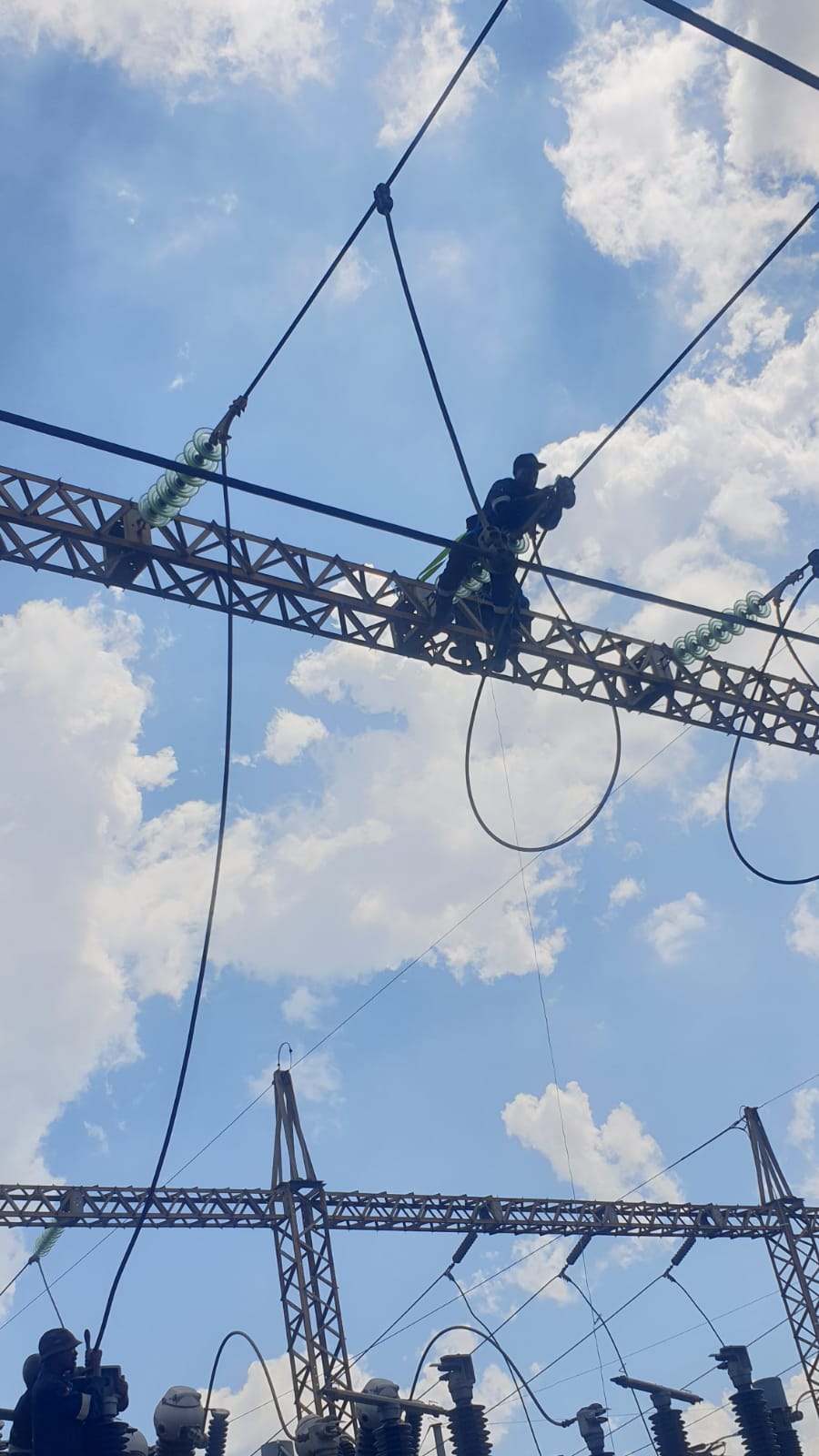 Switchyard busbar and insulator strings